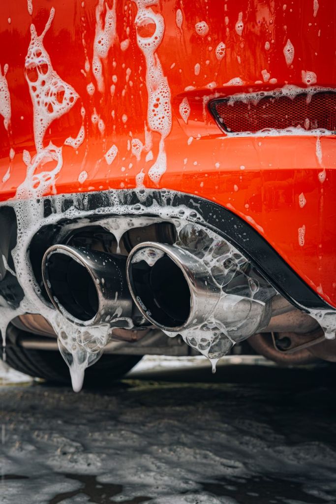 Heckansicht Abgasanlage Autowäsche